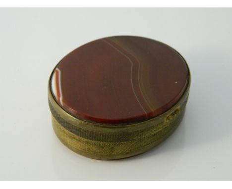 An oval agate snuff box