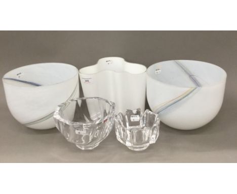 A quantity of art glass vases