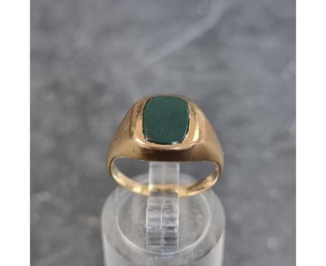 A 9ct gold bloodstone signet ring, size K 1/2, gross weight 2.5g. 