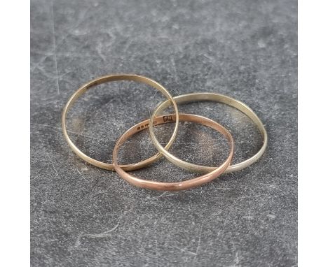 A 9ct gold three colour triple band ring, by H.J, Sheffield 1965, size M 1/2, 1.4g. 