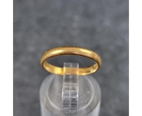 A 22ct gold wedding band, size K, 3g. 
