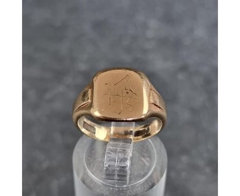A 9ct gold signet ring,&nbsp;engraved initials, size K 1/2, 4.2g. 