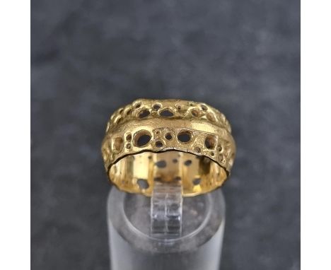 A pierced 18ct gold ring, by A V, London 1997, size P, 7.9g. 