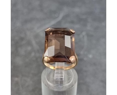 A yellow metal smoky quartz ring,&nbsp;size M. 