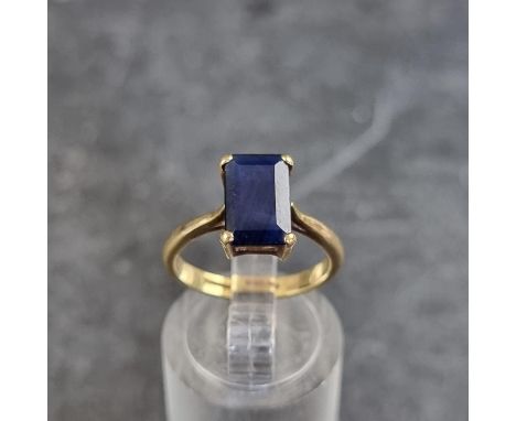 An 18ct gold sapphire ring, approximately 2.5ct,&nbsp;by H Ltd, London 1986, size K, gross weight 3.4g. 