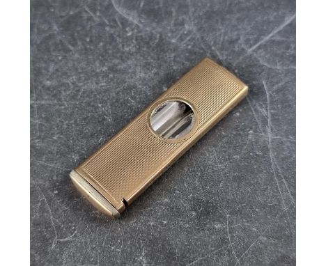 An engine turned 9ct gold cigar cutter, by W M Ltd, Birmingham 1965, 5.3cm closed, gross weight 12.2g. 