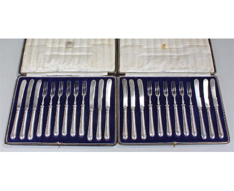 Two George V cased set of six silver dessert services, Sheffield 1927, maker Goldsmiths and Silversmiths Company, with taperi