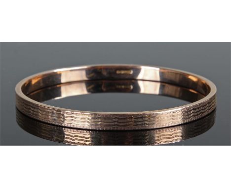 15 carat gold bangle with wavy line decoration, 12.3 grams