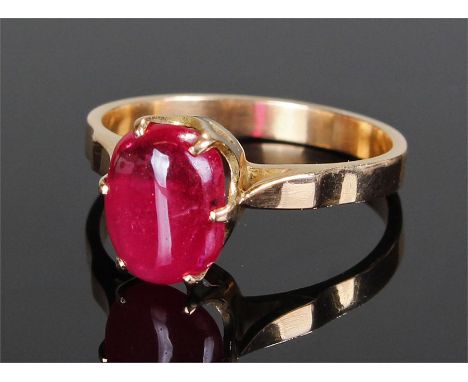 18 carat gold and simulated ruby set ring. The central simulated ruby with six claw mount, ring size P