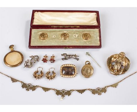 Collection of jewellery to include a Victorian yellow metal brooch, a hair locket, earrings, button set, etc. (qty)