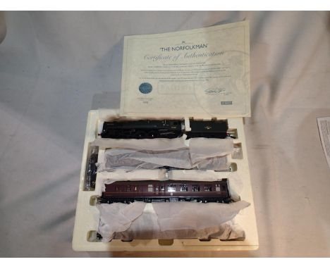Hornby R2660M The Norfolkman train pack, comprising Britannia class Black Prince with three MKI coaches, limited edition 1422