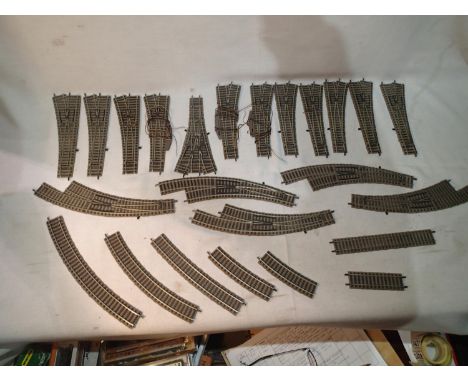 HO/OO scale Fleischmann track comprising twenty six 610-200mm straight, eleven 6102-105mm straight, eleven 6138 curve, thirty
