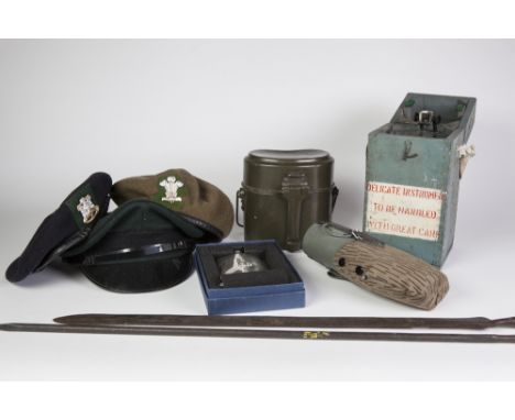 A SELECTION OF MILITARIA TO INCLUDE A WOODEN BOXED COMPASS, TWO SOUTH SUDANESE METAL SPEAR TIPS, REGIMENTAL CAPS, A PAIR OF B