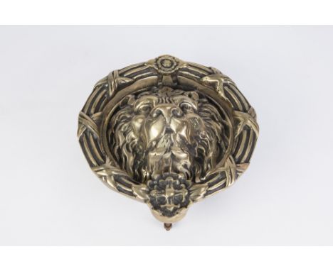 A SUBSTANTIAL LATE 19TH CENTURY/EARLY 20TH CENTURY CAST BRASS LION MASK DOOR KNOCKER
