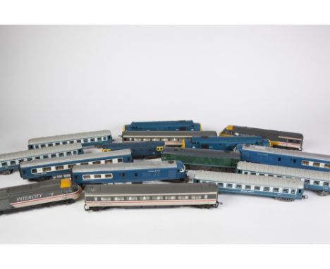 UNBOXED TRIAN AND HORNBY '00' GAUGE MODEL RAIL TO INCLUDE INTERCITY 43051 LOCOMOTIVE AND TWO PASSENGER COACHES INTERCITY 125 
