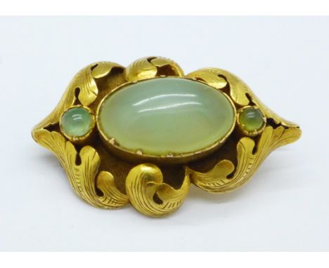 A Victorian yellow metal and opal set brooch, 5.3g