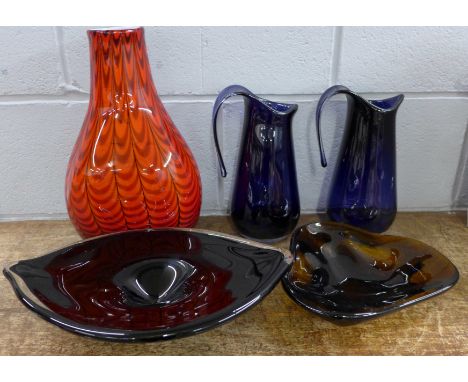 A pair of amethyst glass jugs, two shallow glass bowls and a red and black glass vase (5)