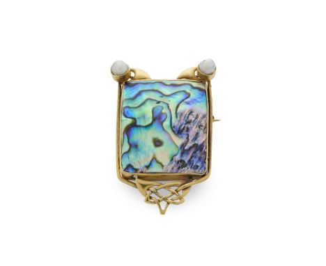  ATTRIBUTED TO ARCHIBALD KNOX (1899-1933) FOR LIBERTY & CO. ARTS & CRAFTS BROOCH, CIRCA 1900 gold, abalone, pearl 3.9cm long 