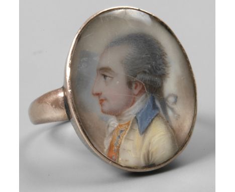 Goldring mit Miniaturportrait um 1800, Gelbgold geprüft ca. 333/1000, ca. 21 mm hoher Ringkopf, besetzt mit einer Elfenbeinpl