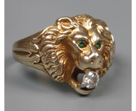 Löwenkopfring mit Smaragden und Brillant um 1970, Gelbgold gestempelt 585, massiv gearbeiteter Ring, Ringkopf in Form eines L