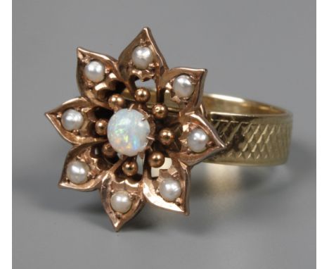 Damenring mit Opal und Perlen um 1960, Gelbgold gestempelt 585, ca. 19 mm hoher blütenförmiger Ringkopf, besetzt mit einem Ed
