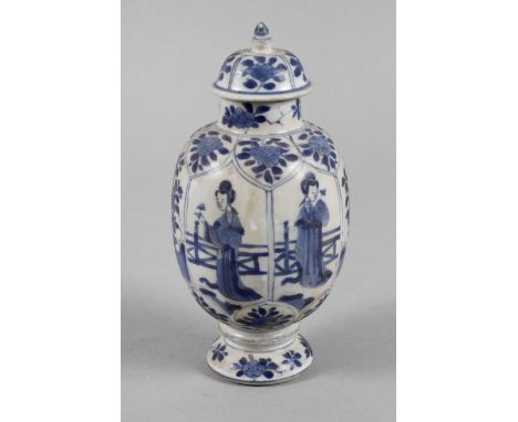 Deckelvase Kangxi-Zeit  17./18. Jh., am Boden gemarkt, Porzellan in mattblauer Unterglasurbemalung, kurzer getrepper Rundfuß 