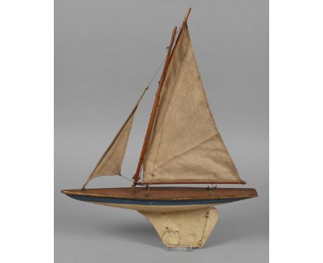 Segelboot um 1930, gemarkt K im Kreis, farbig gefasster Holzrumpf mit Metallschwert und -ruder, einem steckbaren Mast sowie F