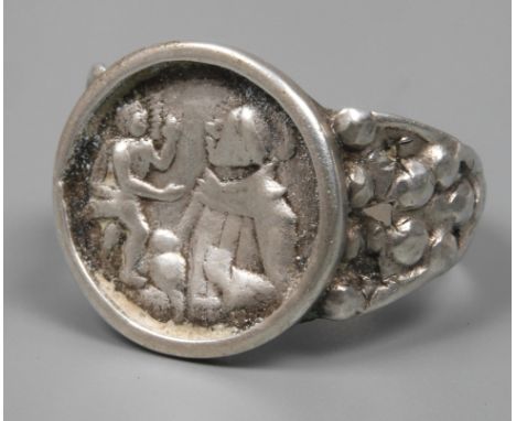 Religiöser Ring 2. Hälfte 19. Jh., Silber geprüft, ca. 17 mm hoher Ringkopf mit religiöser Szene, Tragespuren, RW 20 mm, G ca
