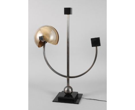 Serge Manzon "Balance Lamp"  Entwurf 1977, Eisenguss schwarz gefasst sowie Edelstahl lackiert, kugelförmiger Lampenschirm ver