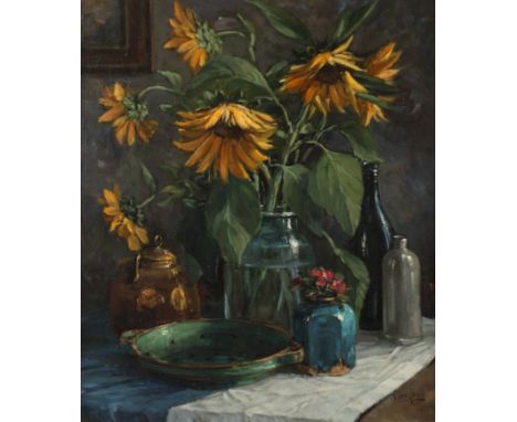 Kees van Loon, Stillleben Flaschen, Kanne und Gläser mit Sonnenblumen, auf einem Tisch arrangiert, vor dunklerem Grund, stimm