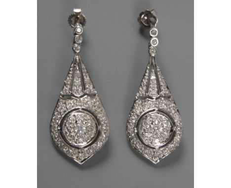 Ohrhänger mit Brillantbesatz um 1910, Weißgold gestempelt 18 K = 750/1000, beweglich und durchbrochen gearbeitet, vollflächig