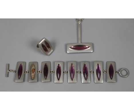 Jørgen Jensen Schmuckset um 1970, Zinn, bestehend aus Armband, Ring und Anhänger an langer Kette, jeweils besetzt mit violett
