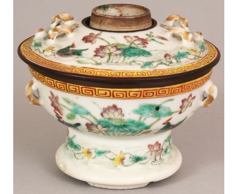 AN UNUSUAL GOOD QUALITY CHINESE GUANGXU PERIOD FAMILLE ROSE PORCELAIN LAMP & COVER, each piece well painted with ducks swimmi