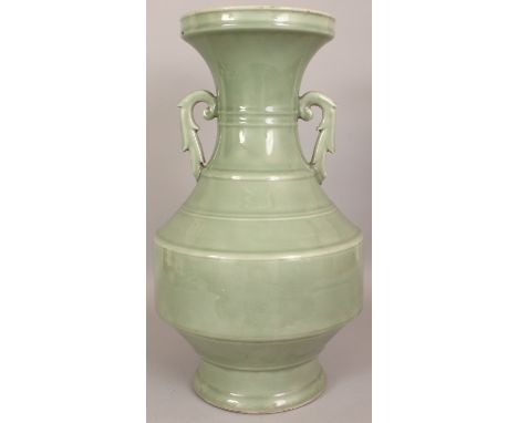 A GOOD LARGE 18TH/19TH CENTURY CHINESE CELADON PORCELAIN VASE, with ribbed sides and unusual moulded scroll handles, the base