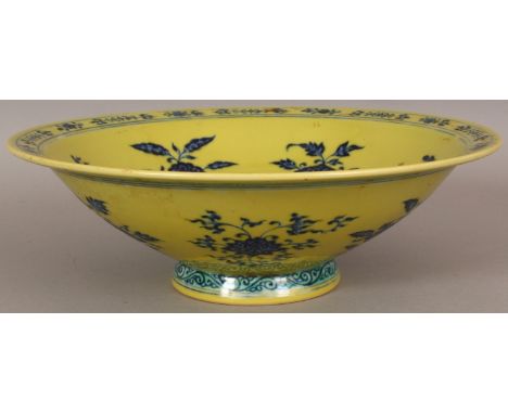 A GOOD QUALITY CHINESE MING STYLE YELLOW GROUND BLUE & WHITE PORCELAIN BOWL, together with a fitted box, the interior of the 