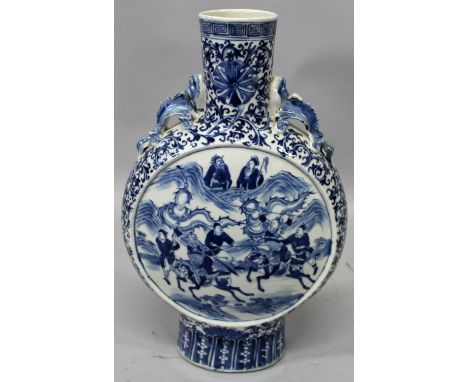 A GOOD LARGE 19TH CENTURY CHINESE BLUE & WHITE PORCELAIN MOON FLASK, painted with circular panels of battling warriors, the n