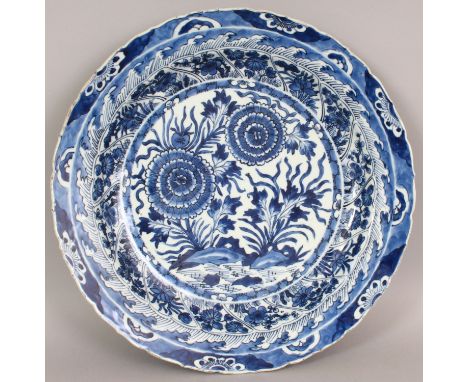 A GOOD CHINESE KANGXI PERIOD BLUE & WHITE PORCELAIN DISH, circa 1700, with a barbed edge rim, painted to its centre in a good