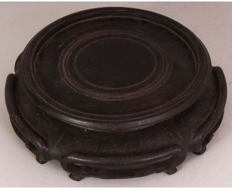 A CHINESE CARVED HARDWOOD VASE STAND, with scroll frieze, 7.75in wide at widest point, to support a vase with a foot rim no g