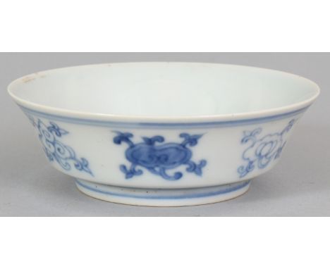 AN UNUSUAL SMALL SHALLOW CHINESE BLUE & WHITE PORCELAIN BOWL, the flaring sides decorated with ruyi, lingzhi and scroll motif