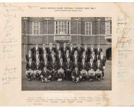 Signed South African rugby football team b&w photograph of the United Kingdom & France Tour, 1960-61,the 30 players with mana