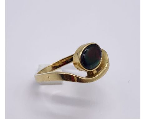 An 18ct gold ring set with an opal (weight 5.3g)