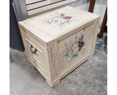 Cream and foliate spray decorated trunk