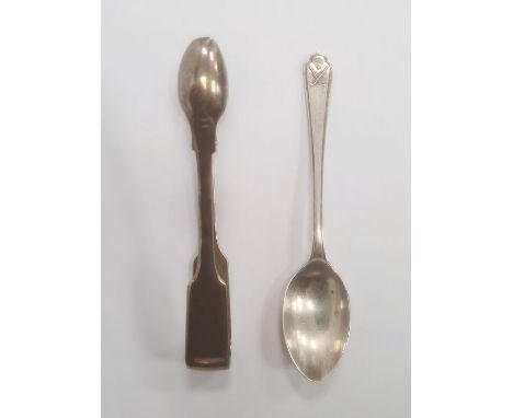 1930s Walker &amp; Hall silver teaspoon, golf stick decorated handle, 0.4ozt approx. and a pair of silver sugar-nips. 0.5ozt 