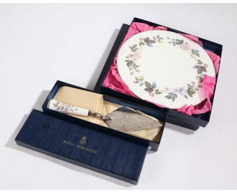 Boxed Royal Worcester cake slice and serving plate (2)
