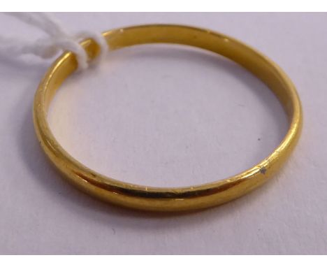A 22ct gold wedding ring       11