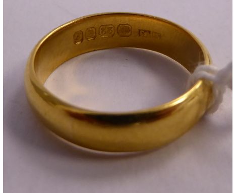 A 22ct gold wedding ring       11