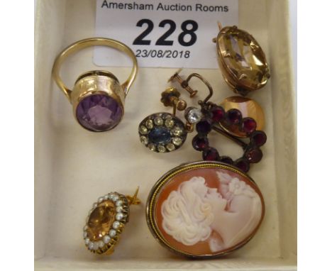 Jewellery: to include a late Victorian yellow metal ring, set with an amethyst coloured stone       11