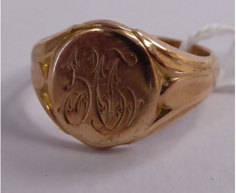 A 9ct rose gold signet ring       11