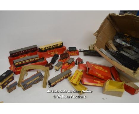 LARGE COLLECTION OF VINTAGE TRI-ANG RAILWAY MODELS TO INCLUDE R127 CRANE TRUCK, R.228 RESTAURANT CAR,"RUTH" RAILWAY CARRAGE, 
