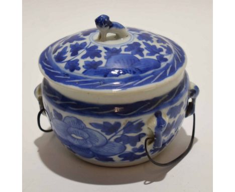 Chinese porcelain blue and white jar and cover with dog of fo finial^ both jar and cover with floral decoration with lug type